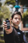 joven con botella de magnesio liquido lvl