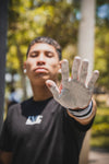 Mano con magnesio liquido lvl